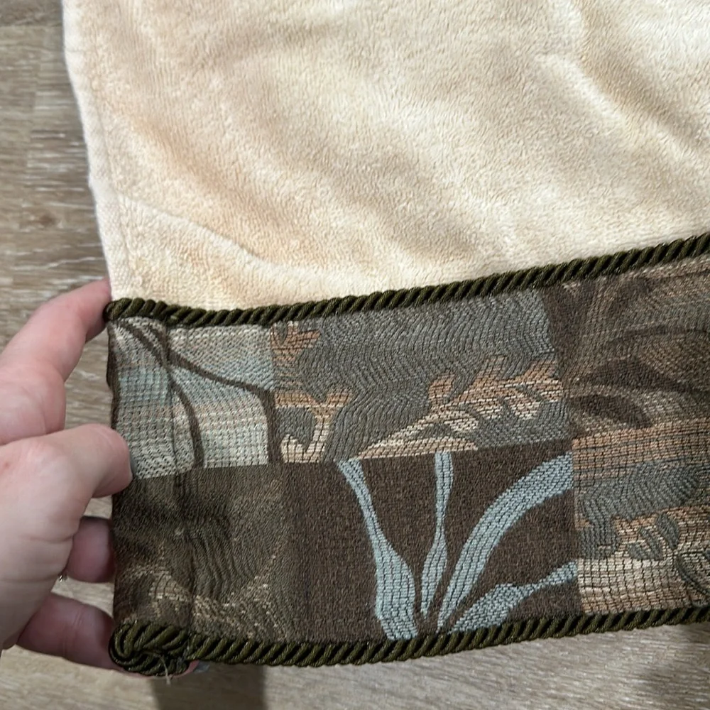 NWOT croscill homes hand towel. 26inx15 in